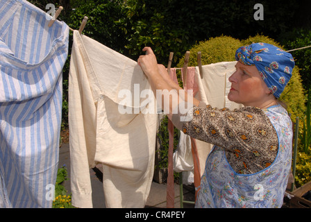 La rondelle femme vêtue de vêtements des années 1940 à une guerre mondiale 2 renactment événement, Alton, Hampshire, Royaume-Uni. Banque D'Images