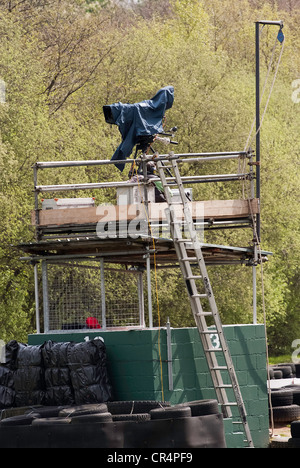 Caméra montée sur la télévision au-dessus de la plate-forme rassemble Post at Oulton Park Motor Racig pour circuit Superbike BSB Cheshire Réunion Banque D'Images