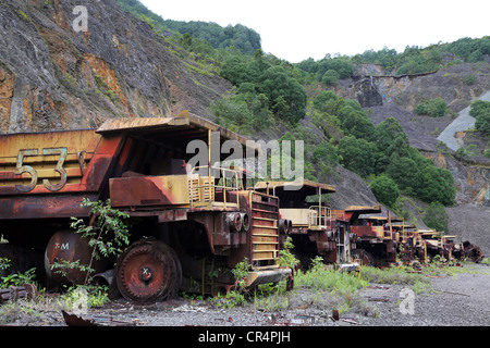 Camions dans la mine de cuivre de Panguna, fermé en 1989 en raison d'un sabotage par l'Armée révolutionnaire de Bougainville. La Papouasie-Nouvelle-Guinée Banque D'Images