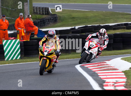 Motos de course dans le British Superbike BSB réunion de courses à Oulton Park Motor Racing Circuit Cheshire England UK Banque D'Images