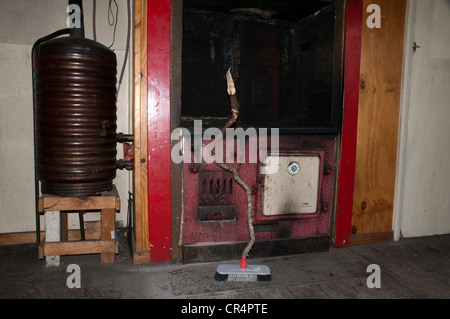 Un sol en bois de chauffage de l'eau chaude passe powerd Careys en hutte à trampers sur Passerelle Mavora à Mavora Lakes shores en Nouvelle-Zélande. Banque D'Images