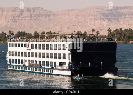 L'Égypte, de la Haute Égypte, vallée du Nil, Esna, flottant bateau de croisière près de l'écluse Banque D'Images