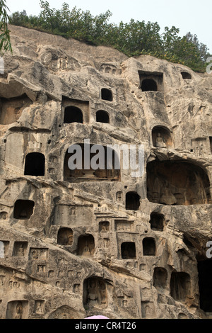 C'est une photo d'une statue créée dans la roche d'une vallée en Chine : Grottes de Longmen. Les Grottes de Longmen sont dans la province de Henan Banque D'Images