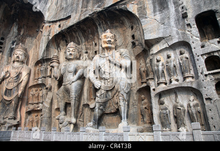 C'est une photo d'une statue créée dans la roche d'une vallée en Chine : Grottes de Longmen. Les Grottes de Longmen sont dans la province de Henan Banque D'Images