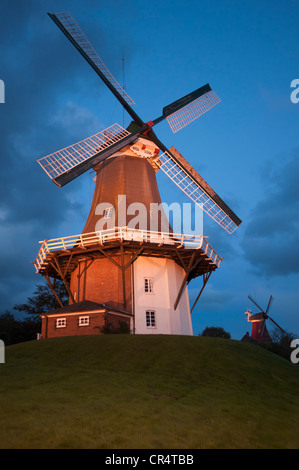 Greetsiel twin moulins à vent au crépuscule, Greetsiel, Frise orientale, Basse-Saxe, Allemagne, Europe Banque D'Images