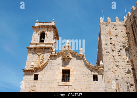 Saint Andrews Church (église Saint Andreus) dans la vieille ville de Peniscola juste à côté du château. Communauté valencienne, Espagne. Banque D'Images