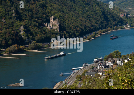 Burg Rheinstein château sur le Rhin avec Assmannshausen, Rheingau, district Rhin, Hesse, Germany, Europe Banque D'Images