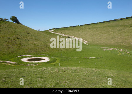 L'un des dix sculptures extérieures appelées vagues et temps créé par Chris Drury, Thixendale, East Yorkshire, UK Banque D'Images