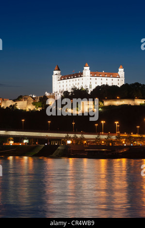 Le château de Bratislava, la nuit, Bratislava, Slovaquie, Europe Banque D'Images