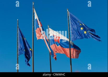 Drapeaux Européens et les drapeaux nationaux de Slovaquie, Bratislava, Slovaquie, Presbourg, Europe Banque D'Images