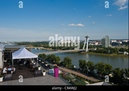 Novy Most, nouveau pont traversant le Danube avec une terrasse de café en face de la Maison du Parlement, Bratislava, Slovaquie, Europe Banque D'Images