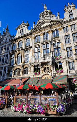 Belgique, Bruxelles, Grand Place (Grote Markt) inscrite au Patrimoine Mondial de l'UNESCO, terrasse du café restaurant La Chaloupe d'Or Banque D'Images