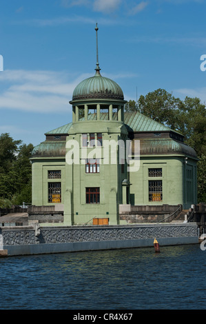 L'énergie hydro-électrique sur la Vitava River, l'immeuble est une réplique de l'édifice qui a survécu à la bombe atomique Banque D'Images