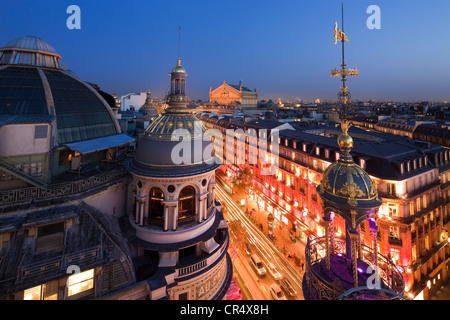 France, Paris, le dôme doré du grand magasin Le Printemps (rénové en 2009), Boulevard Haussmann à Noël avec Banque D'Images