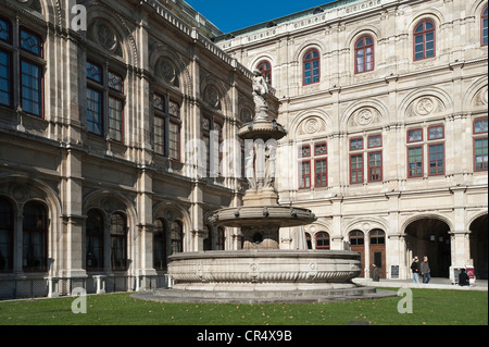 Fontaine en face de l'Opéra, Opéra d'État de Vienne, Autriche, Europe, PublicGround Banque D'Images