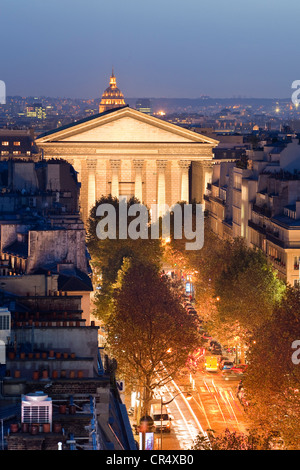 France, Paris, la Rue Tronchet (rue Tronchet) avec le dôme des Invalides en arrière-plan Banque D'Images