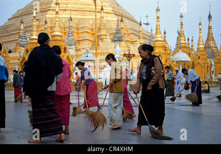 Myanmar (Birmanie), Rangoon, Rangoon, la Division de la ville Paya Shwedagon Pagoda, les Birmanes en balayant la cour du temple Banque D'Images