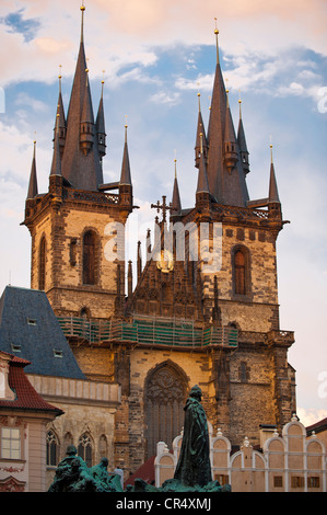 Église de Notre-Dame de Týn et le monument Jan Hus, Prague, la Bohême, République Tchèque, Europe Banque D'Images