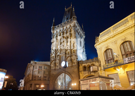 Tour Poudrière de nuit, Prague, la Bohême, République Tchèque, Europe Banque D'Images