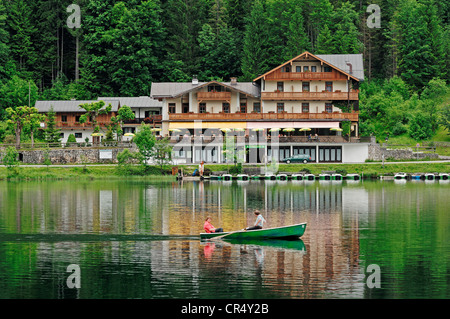 Couple dans un bateau à rames sur le lac Hintersee, parc national de Berchtesgaden, en Bavière, Allemagne, Europe, PublicGround Banque D'Images