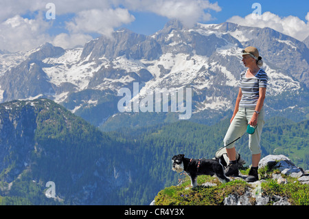 Femme avec un schnauzer nain, noir et argent, sur le sommet de la montagne Jenner, parc national de Berchtesgaden Banque D'Images