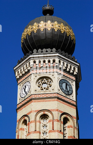 La Hongrie, Budapest, UNESCO World Heritage, bus touristique en face de la Grande Synagogue Synagogue Dohány, ou de la rue Dohány, construit Banque D'Images