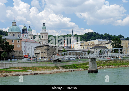 Vue sur la rivière Salzach vers le centre-ville historique de Salzbourg, Autriche, Europe Banque D'Images