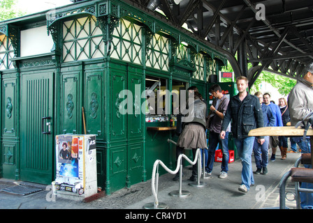 BERLIN, ALLEMAGNE. Burgermeister, un célèbre fast food burger à la vente la société a converti les toilettes publiques. 2012. Banque D'Images