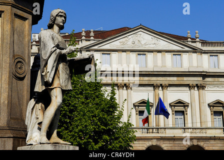 L'Italie, Lombardie, Milan, Piazza della Scala, détail de la statue dédiée à Léonard de Vinci et l'opéra La Scala dans le Banque D'Images