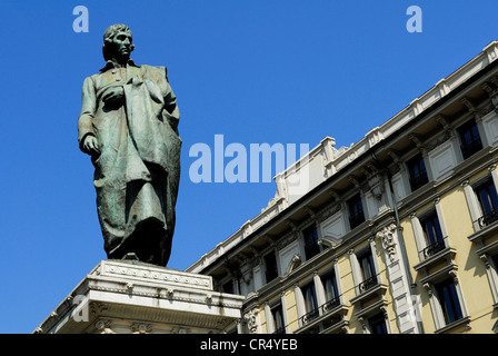 L'Italie, Lombardie, Milan, Piazza Cordusio, statue à la poète milanais Giuseppe Parini Banque D'Images
