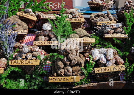 Échoppe de marché avec divers types de saucisses, Sault, Vaucluse, Provence-Alpes-Cote d'Azur, dans le sud de la France, France, Europe Banque D'Images