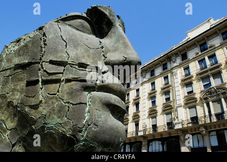 L'Italie, Lombardie, Milan, la sculpture d'Igor Mitoraj sur Piazza Cordusio Banque D'Images