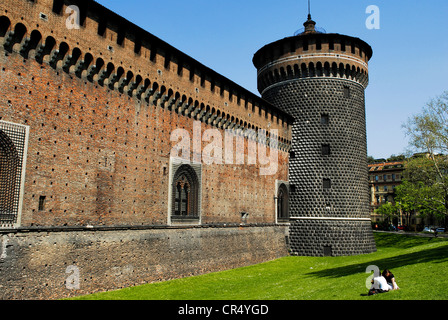 Italie Lombardie Milan Castello Sforzesco château Sforza construit au 15ème siècle par le duc de Milan Francesco Sforza l'une des deux tables rondes Banque D'Images