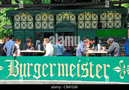 BERLIN, ALLEMAGNE. Burgermeister, un célèbre fast food burger à la vente la société a converti les toilettes publiques. 2012. Banque D'Images