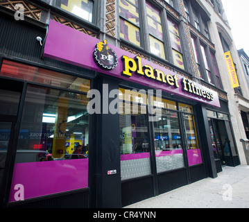 Une succursale de la chaîne Planet Fitness de gymnases dans le quartier de Chelsea à New York Banque D'Images