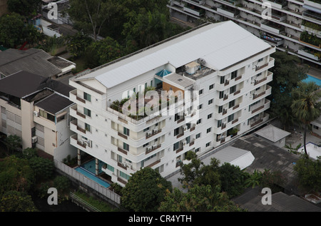 C'est une photo de Bangkok en Thaïlande. Nous pouvons voir comme des blocs de construction blanc avec des voitures et de l'horizon. Nous pouvons voir les routes et rues Banque D'Images