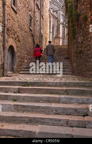 Un couple à pied vers la cathédrale, en Le Mans, Sarthe, Pays de la Loire, France. Banque D'Images