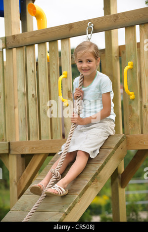 7-year-old girl avec dent manquante dans un play house Banque D'Images