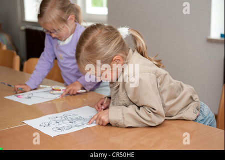 Deux filles, 5 et 4 ans, la peinture sur le tableau Banque D'Images