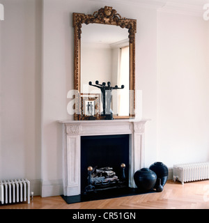 Statue Art déco sur le xviiie siècle français-Mantel avec miroir doré Banque D'Images