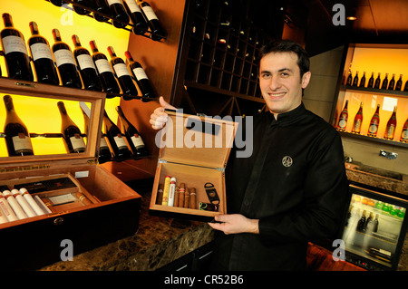 Waiter holding une boîte de cigares dans le restaurant Chinar, Bakou, Azerbaïdjan, Caucase, Moyen-Orient, Asie Banque D'Images