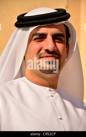 Un homme portant un arabe dishdasha blanche typique, cape, Abu Dhabi, Émirats arabes unis, Péninsule Arabique, Asie Banque D'Images