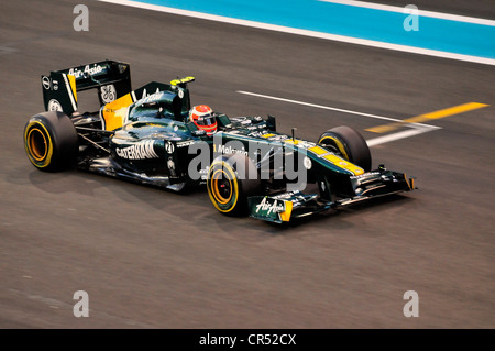 Les voitures de course de Formule 1 Jarno Trulli, Italie, démarrer le numéro 21, de l'équipe Lotus-Renault sur la piste de course du Circuit de Yas Marina Banque D'Images