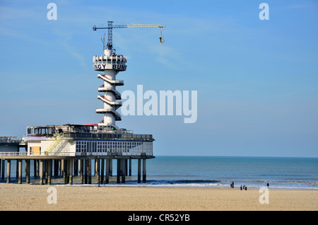 Pier avec un saut d'une tour sur une plage de la mer du Nord, Scheveningen, Hollande, Pays-Bas, Europe Banque D'Images