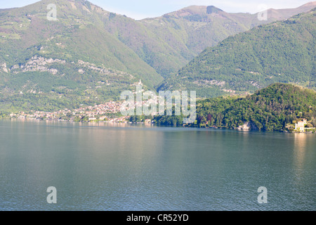 Vues de Lezzeno(Côté est le lac de Côme) de la Villa Balbianello,sur pointe en dehors de la ville de Lezzeno, Lac de Côme, les lacs italiens, Italie Banque D'Images