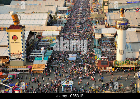 Les foules à Bierstrasse, la bière Oktoberfest, Munich, Bavière, Allemagne, Europe, Banque D'Images