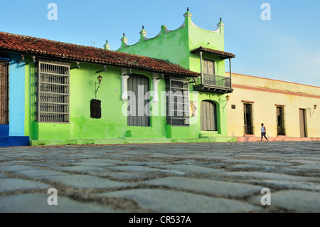 Façades colorées sur la Plaza San Juan de Dios, Camagueey, de Cuba, des Caraïbes Banque D'Images