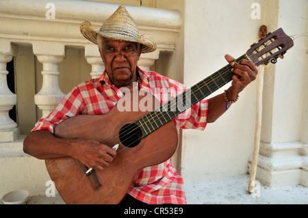 Musicien de rue, musicien ambulant, guitariste, Santiago de Cuba, Cuba, Caraïbes Banque D'Images