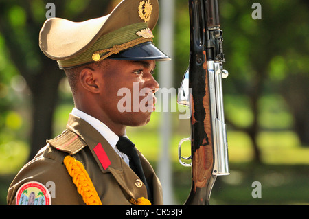 Relève de la garde devant le mausolée du poète et héros national de Cuba José Martí, Cementerio de Santa Ifigenia Banque D'Images