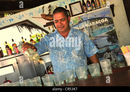 Les barmans mélangeant mojito cocktails, Baracoa, Cuba, Caraïbes Banque D'Images